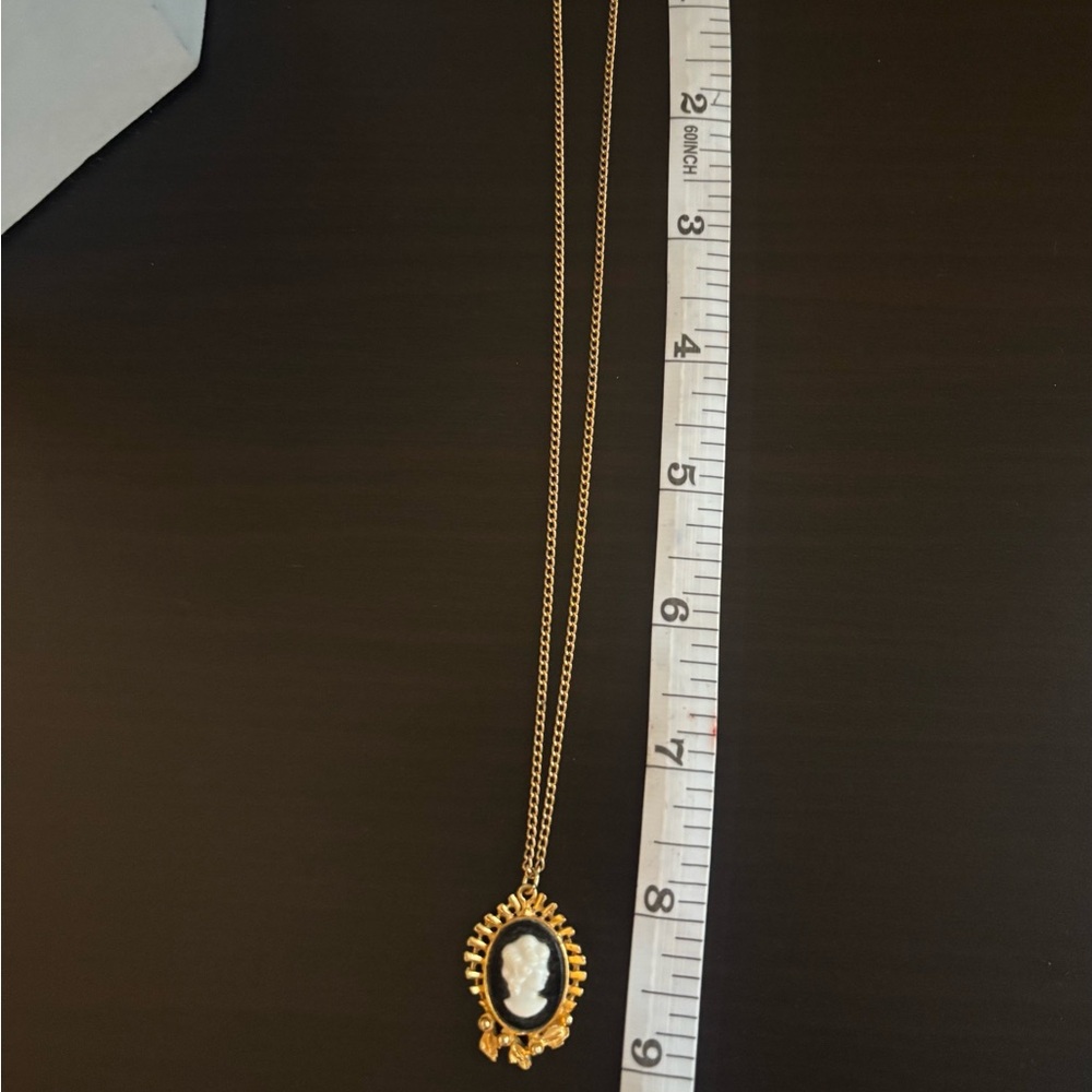 Cameo Necklace - Vintage - Picture 4 of 6